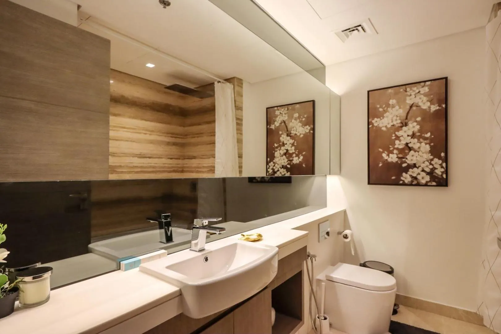 Livbnb- Modern Meets Comfort, Studio With Balcony Dubai Apartment
